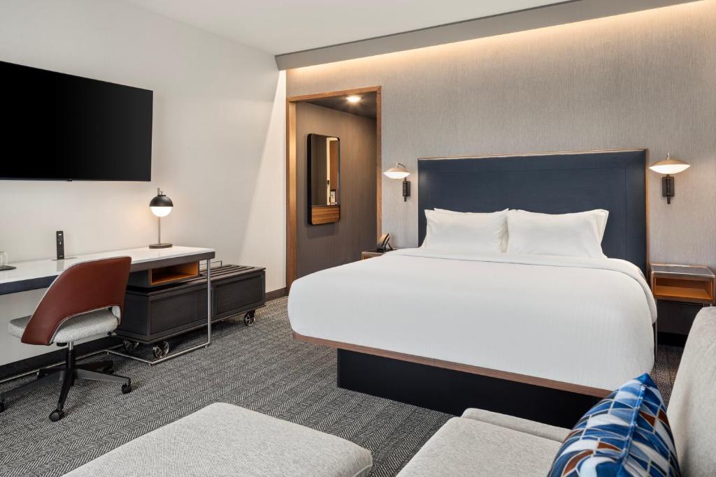 Postel nebo postele na pokoji v ubytování Courtyard by Marriott Bettendorf