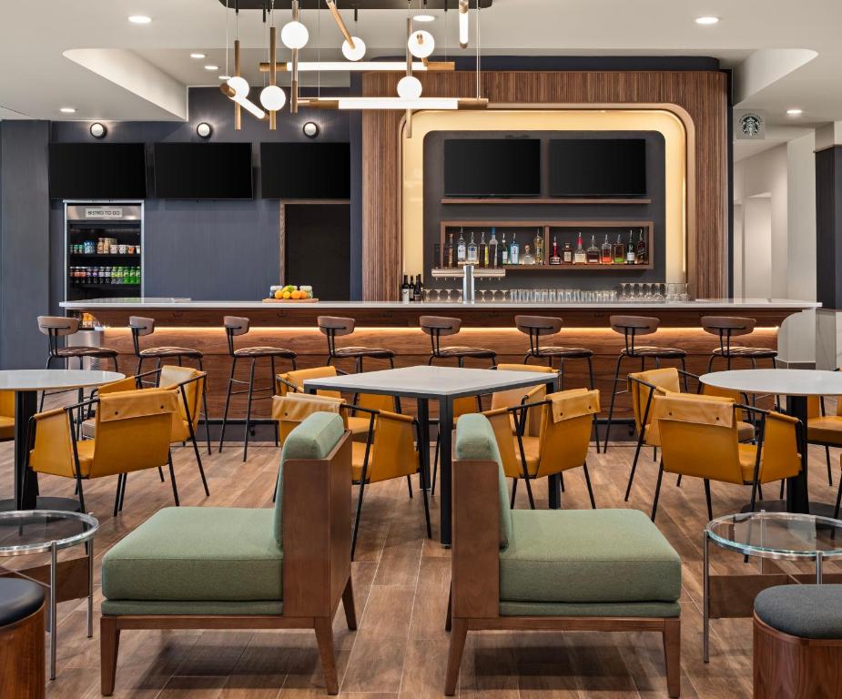 Lounge nebo bar v ubytování Courtyard by Marriott Bettendorf