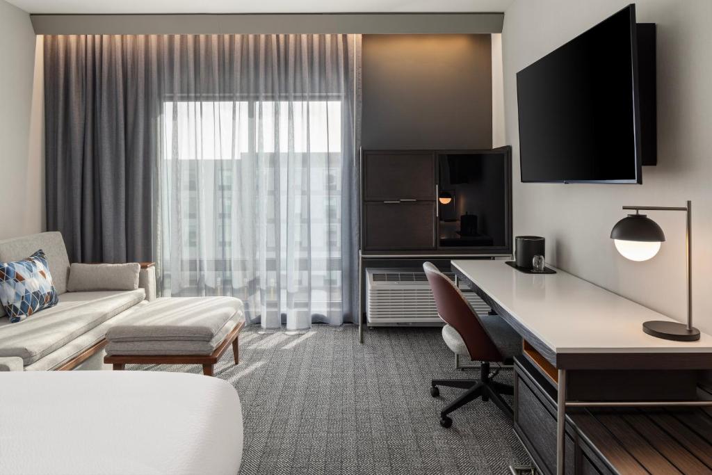 Postel nebo postele na pokoji v ubytování Courtyard by Marriott Bettendorf