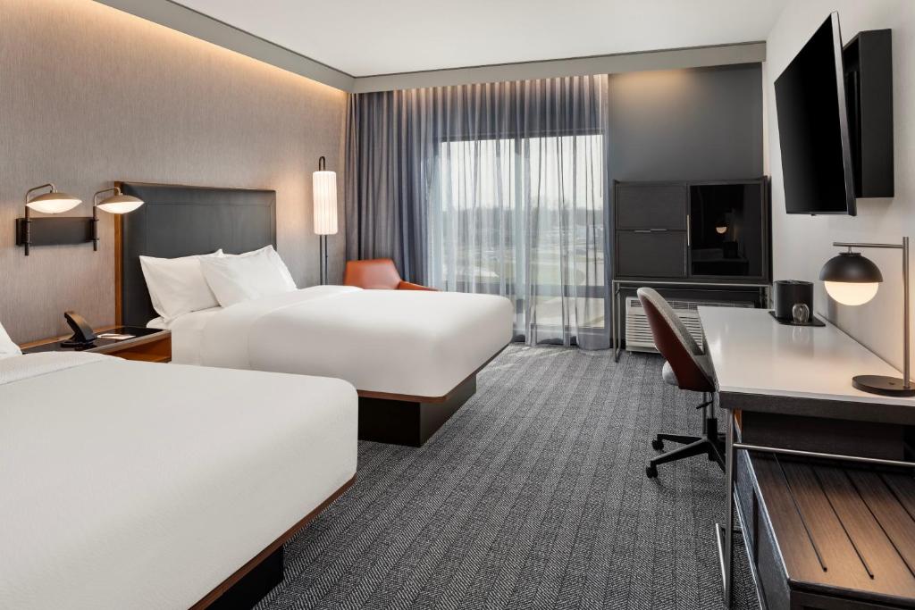 Postel nebo postele na pokoji v ubytování Courtyard by Marriott Bettendorf