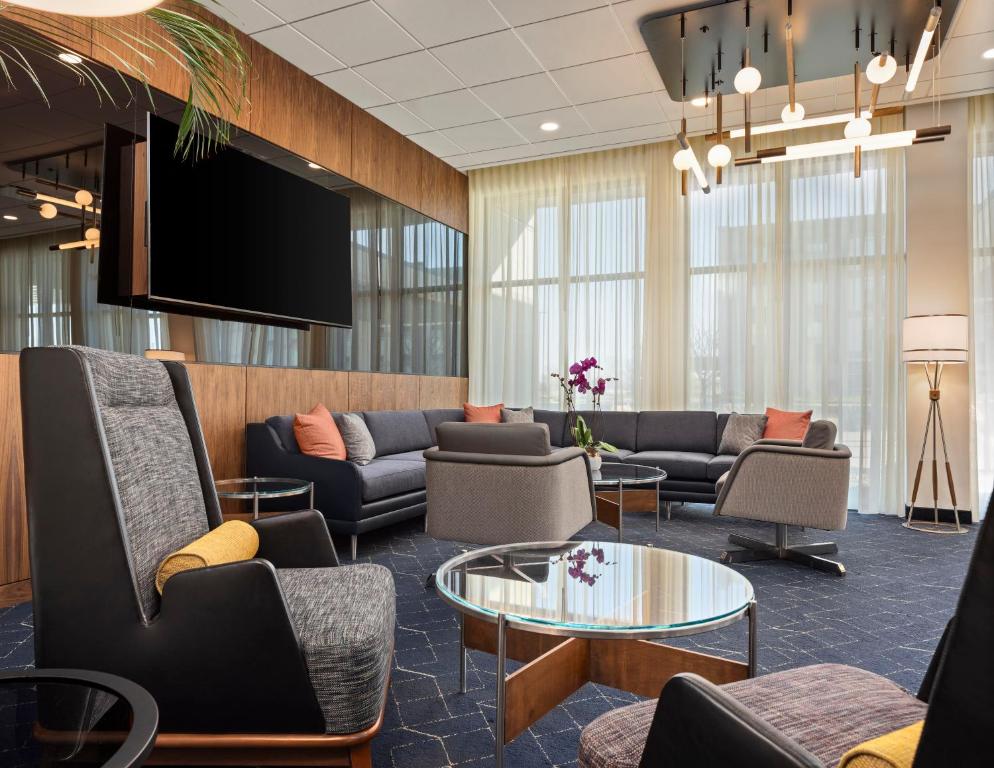 TV a/nebo společenská místnost v ubytování Courtyard by Marriott Bettendorf