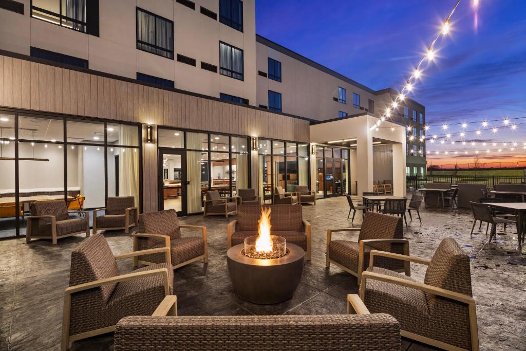 Posezení v ubytování Courtyard by Marriott Bettendorf