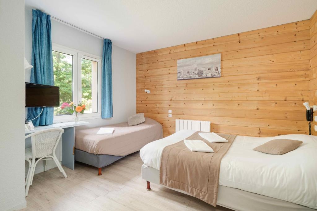 Postel nebo postele na pokoji v ubytování Hôtel Acacia Nancy sud Lunéville