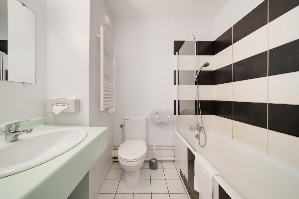 Koupelna v ubytování Hôtel Acacia Nancy sud Lunéville
