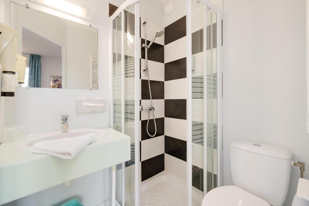 Koupelna v ubytování Hôtel Acacia Nancy sud Lunéville