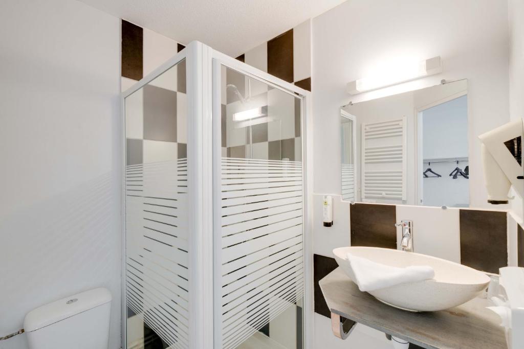 Koupelna v ubytování Hôtel Acacia Nancy sud Lunéville
