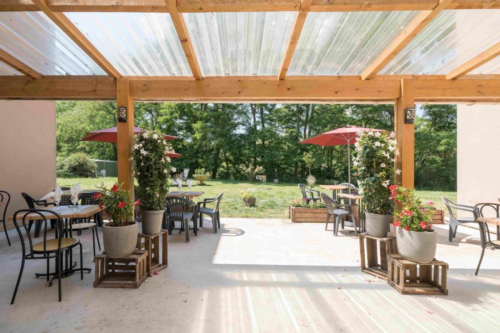 Zahrada ubytování Hôtel Acacia Nancy sud Lunéville