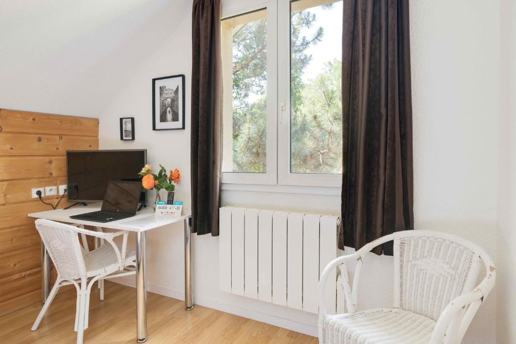 TV a/nebo společenská místnost v ubytování Hôtel Acacia Nancy sud Lunéville
