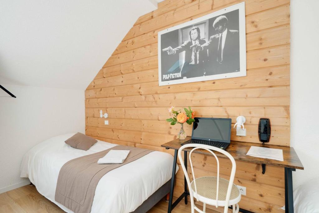 Postel nebo postele na pokoji v ubytování Hôtel Acacia Nancy sud Lunéville