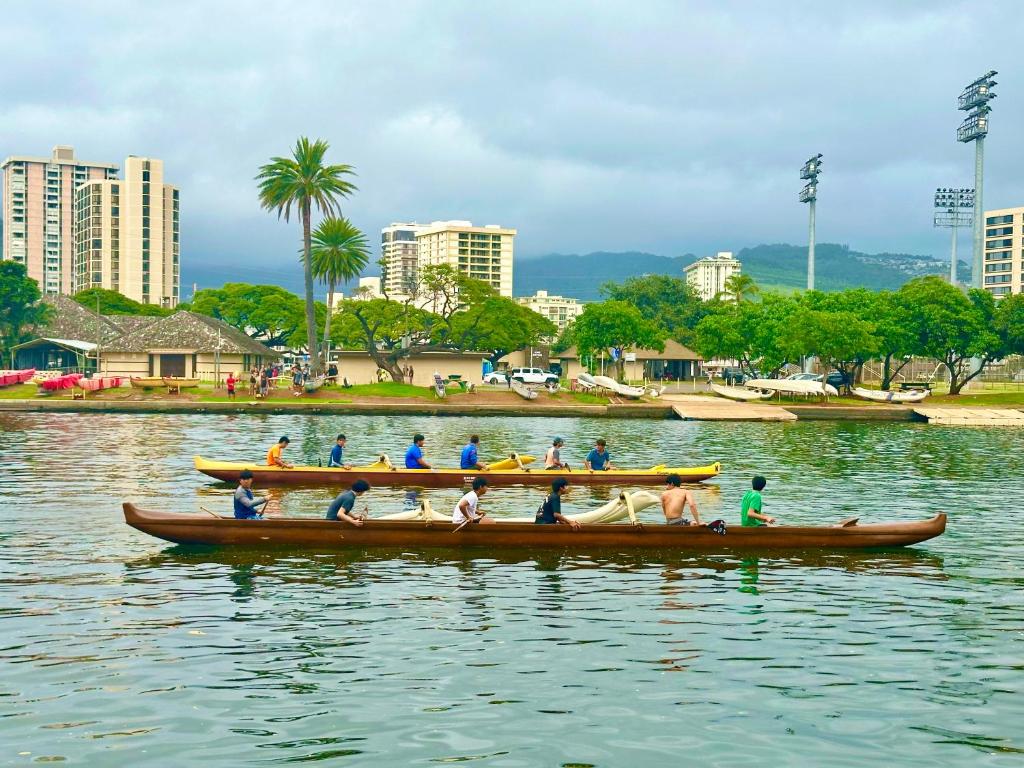 un groupe de personnes sur un bateau dans l'eau dans l'établissement WAIKIKI 2 BEDROOMS, 1 BATH, FREE PARKING, SLEEP 6, à Honolulu