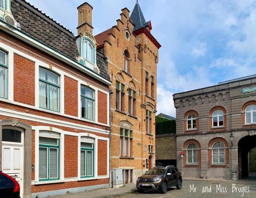 um carro estacionado em frente a um edifício de tijolos em Suite Stays Bruges em Bruges