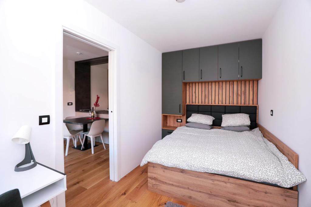 1 dormitorio con 1 cama con cabecero de madera en Apartma Vitalis, en Smarjeske Toplice
