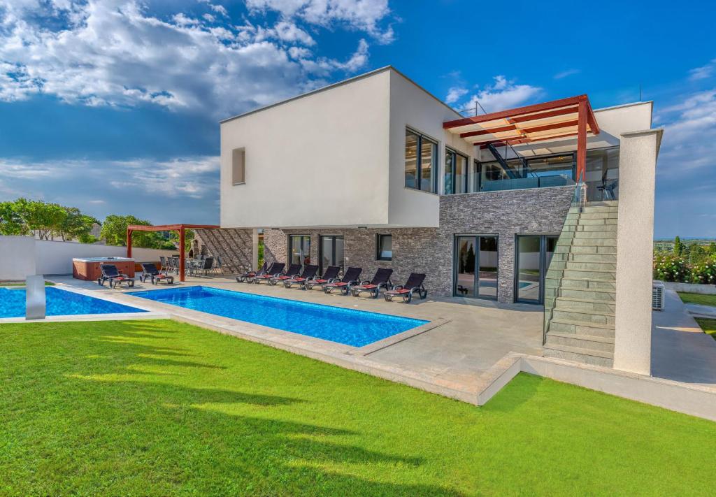 une villa avec une piscine et une maison dans l'établissement 5 Sterne Villa am Meer mit 2 Pools Leon'sHolidayHomes, à Pula