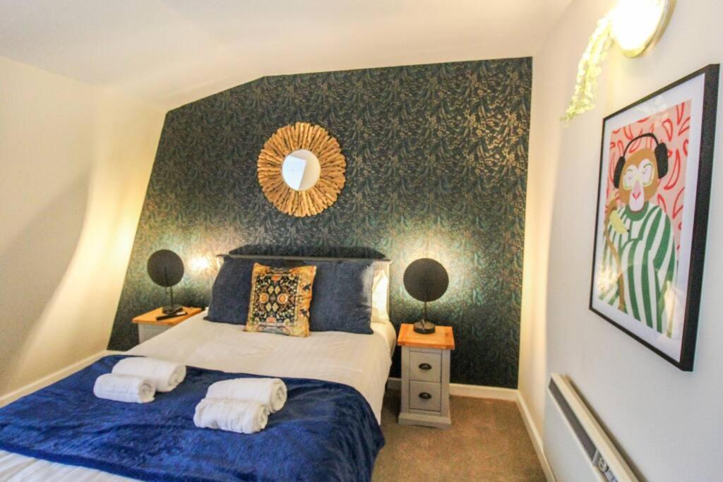 um quarto com uma cama e um espelho na parede em Luxurious 1 Bed Apartment with Free Parking em Nottingham