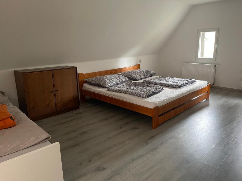 A bed or beds in a room at Chata Kunvald