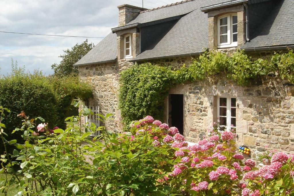 Photo de la galerie de l'établissement 212 - Maison en pierre de 5 chambres située entre les stations balnéaires d'Erquy et de Fréhel, à Plurien