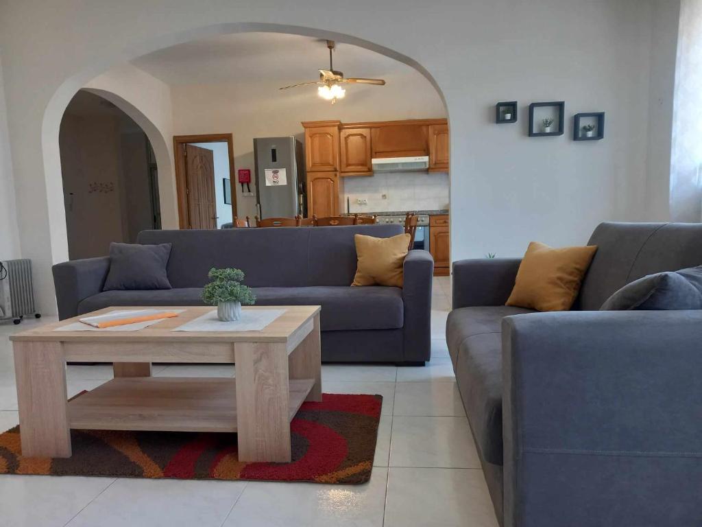 Sala de estar con 2 sofás azules y mesa de centro en Nr41 Holiday Apartment - Spacious & Bright 3 Bedroom, 2 Bathroom Apartment - Marsaxlokk Malta, en Marsaxlokk