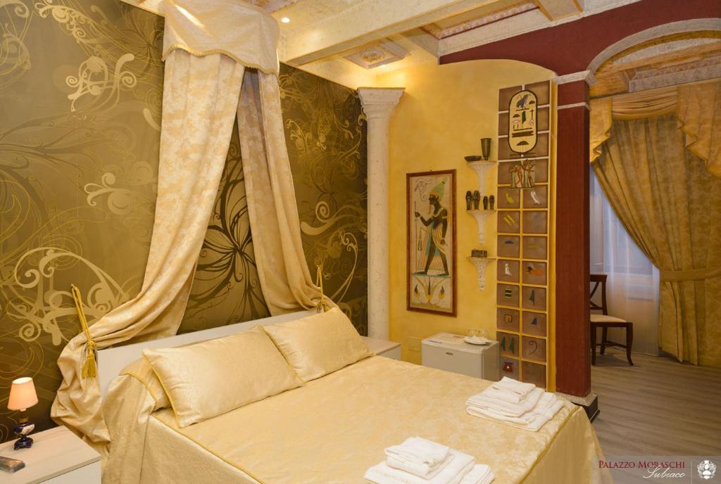 A bed or beds in a room at Palazzo Moraschi Subiaco