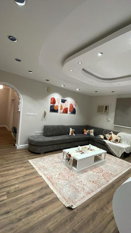 a living room with a couch and a coffee table at شقة بموقع مميز قريبة من الحرم في قلب المدينة وبجانبها جميع الخدمات in Al Madinah
