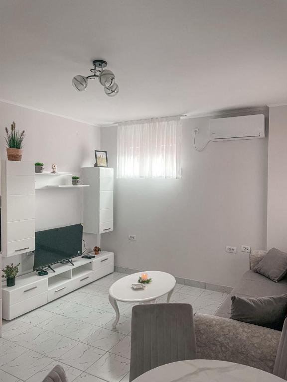 TV a/nebo společenská místnost v ubytování Stan na dan Sunce