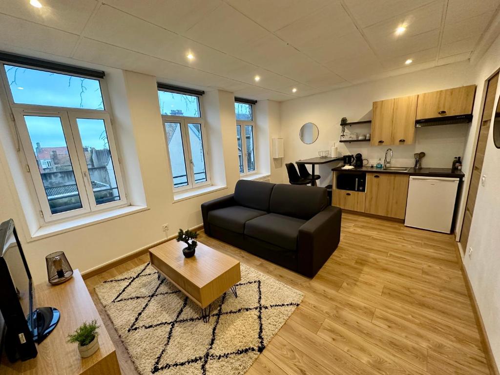 un salon avec un canapé et une table dans l'établissement Vue dégagée #2, à Boulogne-sur-Mer