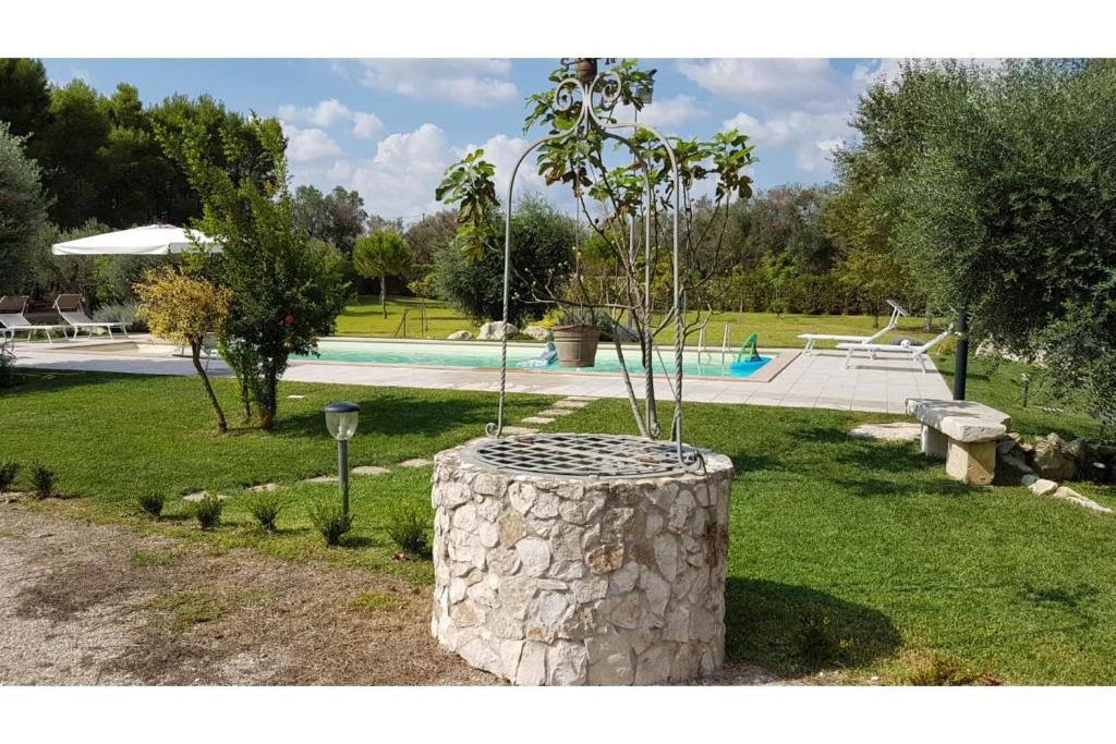 uma árvore num toco num quintal com uma piscina em Sunny House Trilo with Pool - Happy Rentals em Sanarica