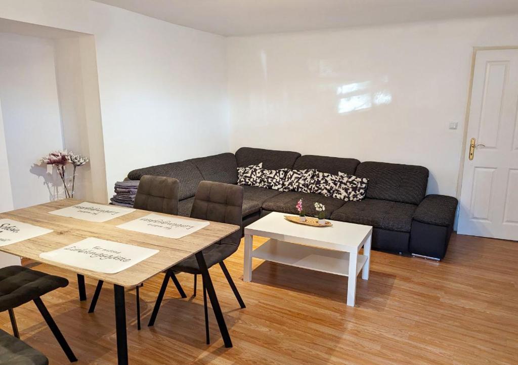 salon z kanapą i stołem w obiekcie Close to Schönbrunn Apartments - Contactless 24h Check-In w Wiedniu