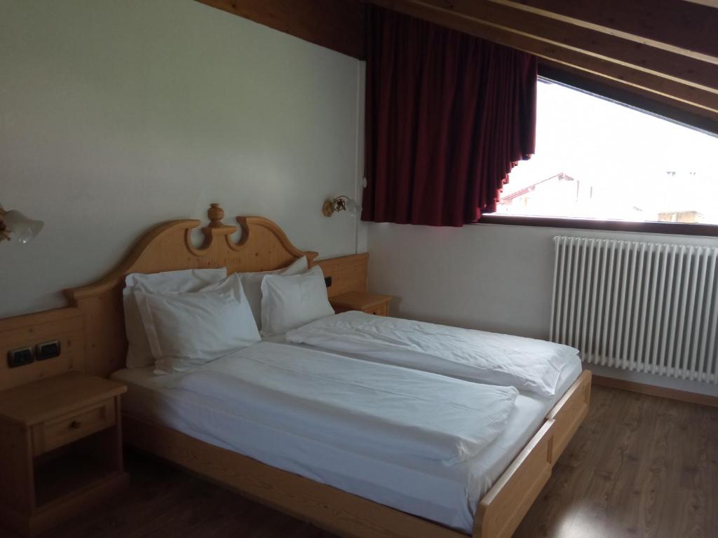 Postel nebo postele na pokoji v ubytování Hotel Castel Pietra