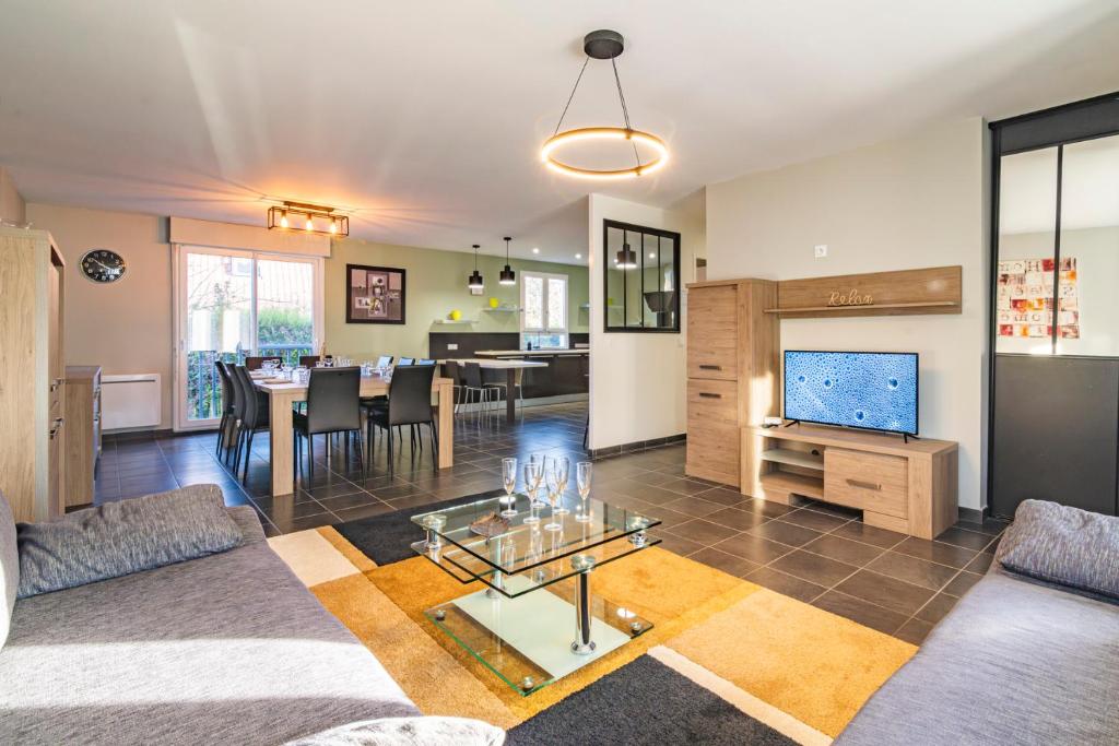 un salon avec un canapé et une table dans l'établissement Santa Monica, maison spacieuse Reims Cormontreuil, à Cormontreuil