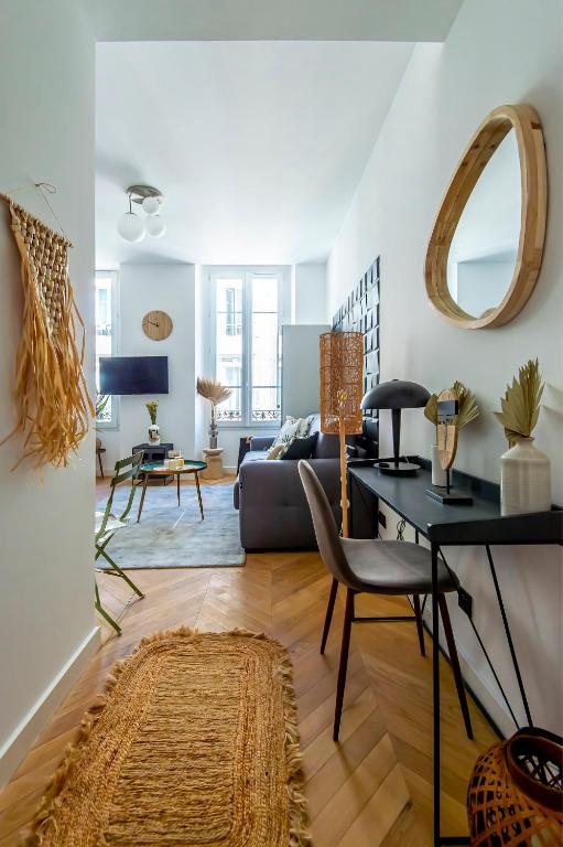 un salon avec un canapé et une table dans l'établissement 302b Beautiful studio refurbished Downtown / Ac, à Nice