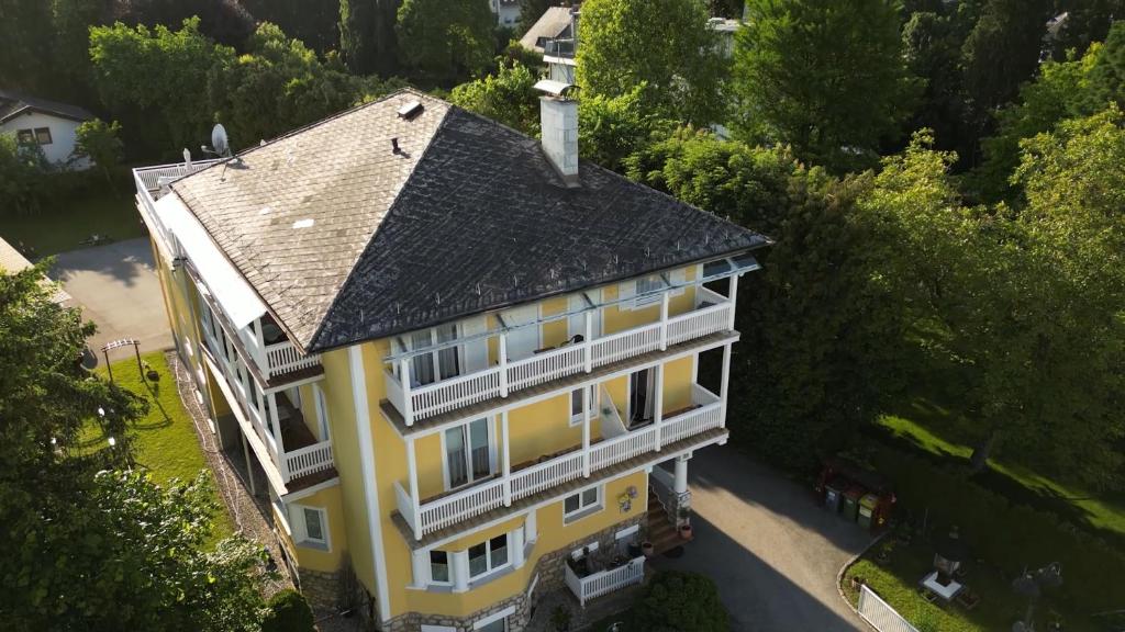 an overhead view of a yellow and white house at Gästehaus Gertrude in Velden am Wörthersee