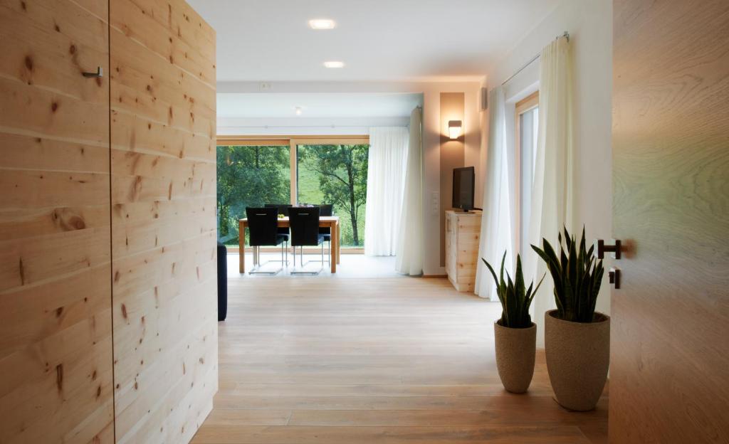 a hallway with a dining room and a table at ZeiTraum Ferienwohnung Tafelbühl in Elzach