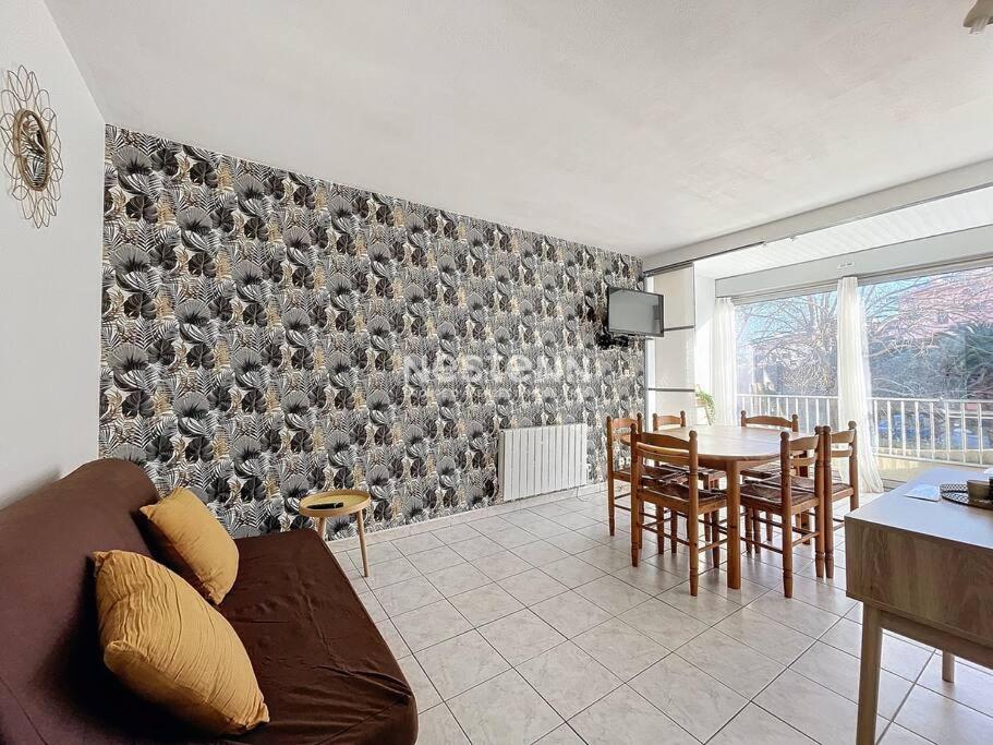 un salon avec un canapé et une table dans l'établissement 3192-T2 à 400m de la plage, à Argelès-sur-Mer