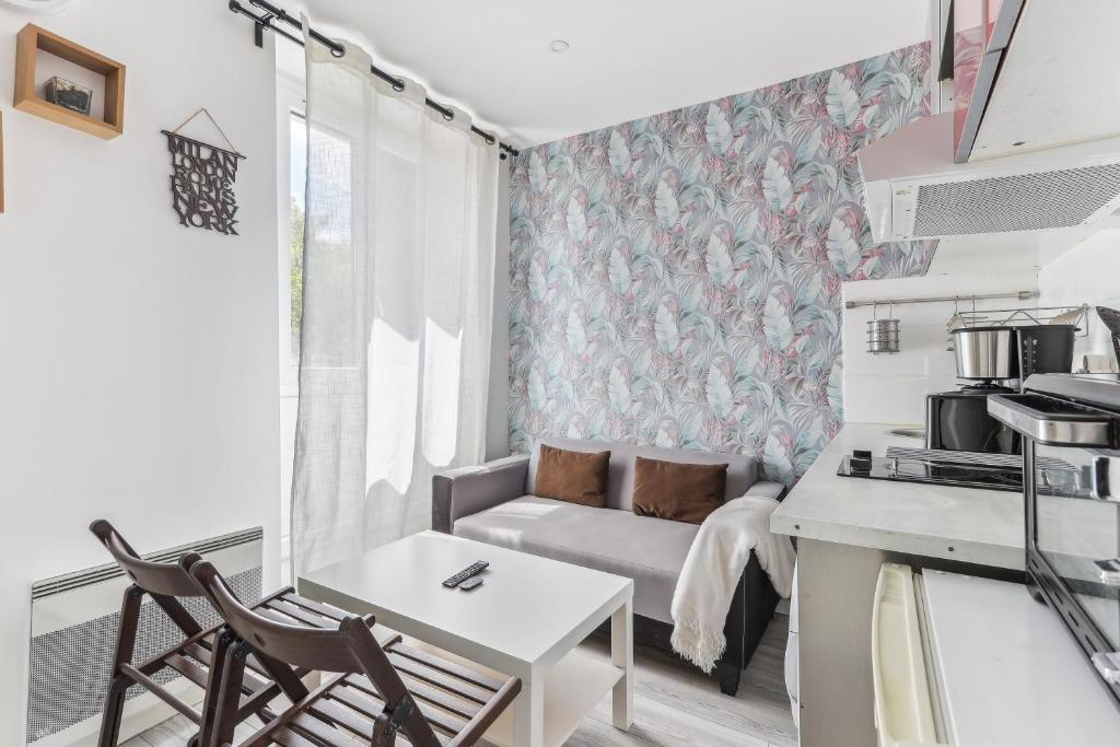 un petit salon avec un canapé et une table dans l'établissement Appartement au calme et proche des transports, à Créteil