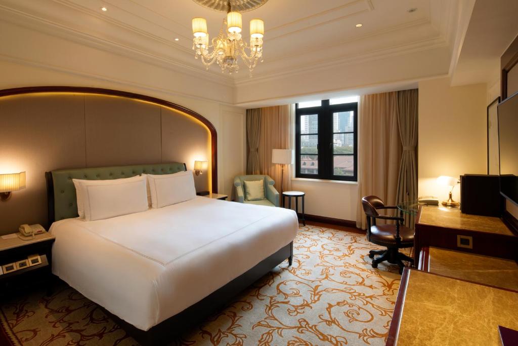 Postel nebo postele na pokoji v ubytování InterContinental Shanghai Ruijin by IHG - Downtown Historic Iconic Garden Hotel