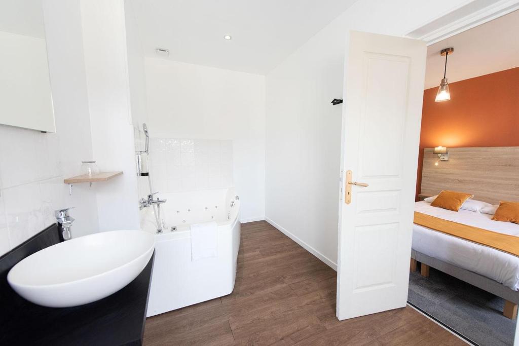 Logis - Hostellerie & Restaurant du Marché - Tweepersoonskamer Met Spabad