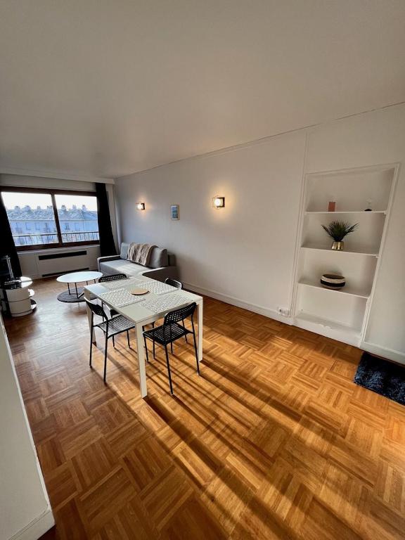 un salon avec une table et un canapé dans l'établissement Le 5ème Ciel - Appartement jusqu'à 6 pers, au Mans