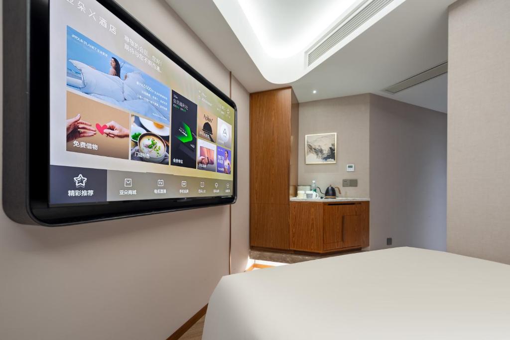 TV a/nebo společenská místnost v ubytování Atour X Hotel Shanghai Lujiazui Binjiang Avenue
