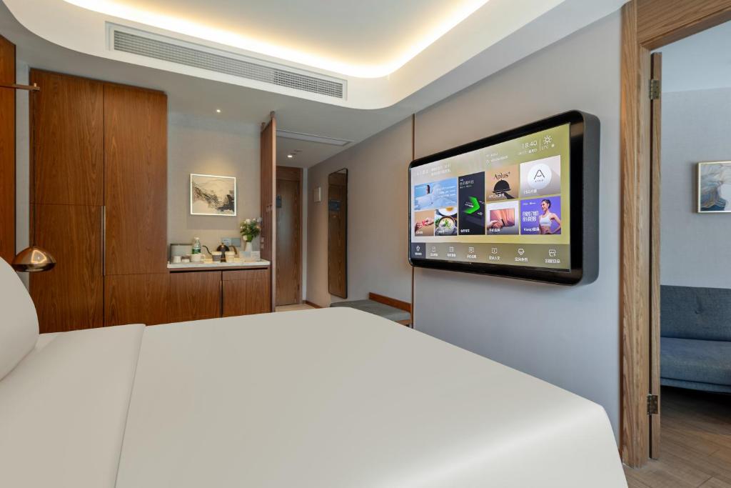 TV a/nebo společenská místnost v ubytování Atour X Hotel Shanghai Lujiazui Binjiang Avenue