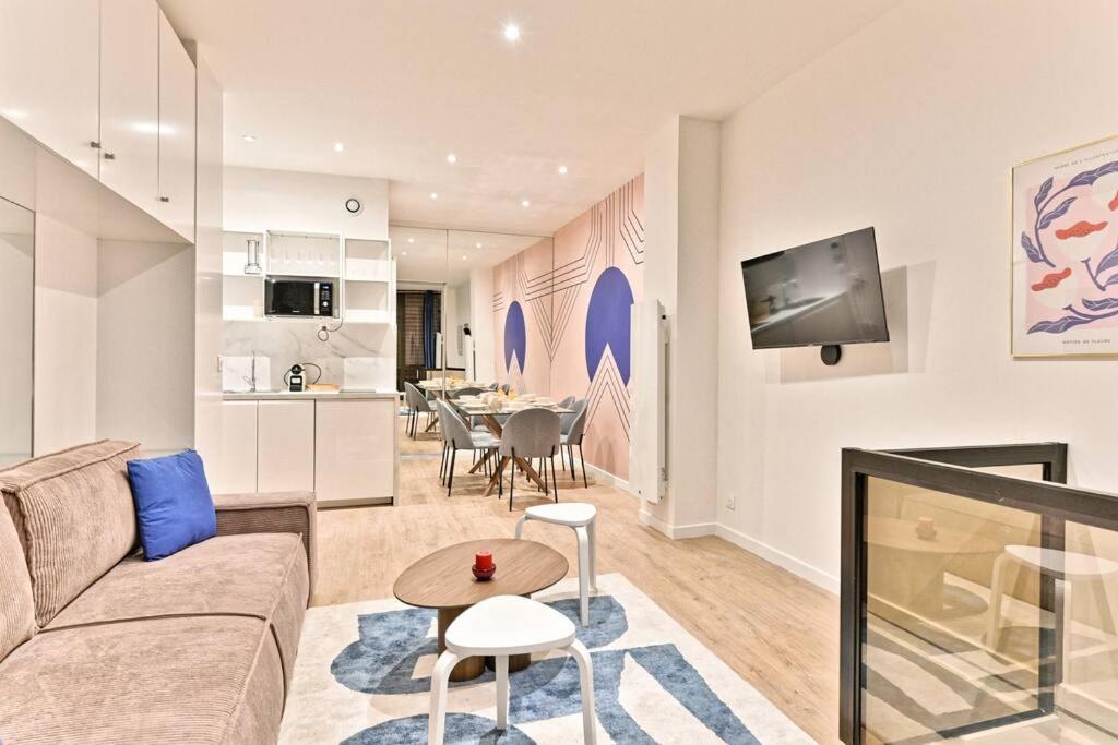 un salon avec un canapé et une table dans l'établissement Appartement central proche Atelier des lumières, à Paris