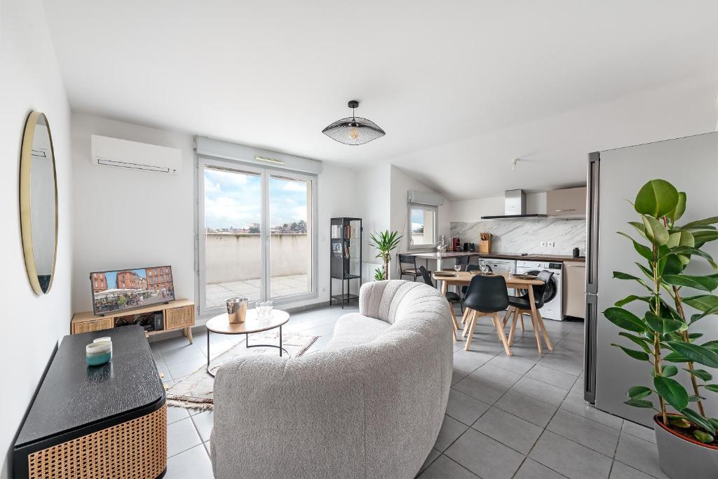 un salon avec un canapé et une table dans l'établissement Spacieux T4 proche centre-ville, Clim et Parking, à Toulouse