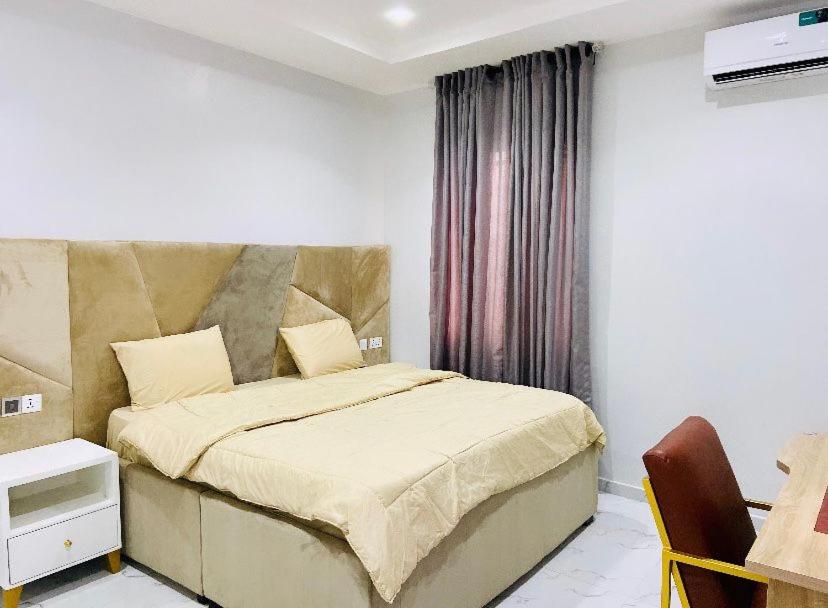 En eller flere senger på et rom på Luxury serviced apartment in united estate Ajah