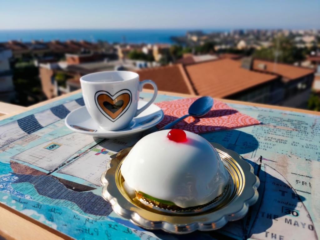 eine Tasse Kaffee und eine Untertasse auf dem Tisch in der Unterkunft Monteforte Home - Ruggero in Catania