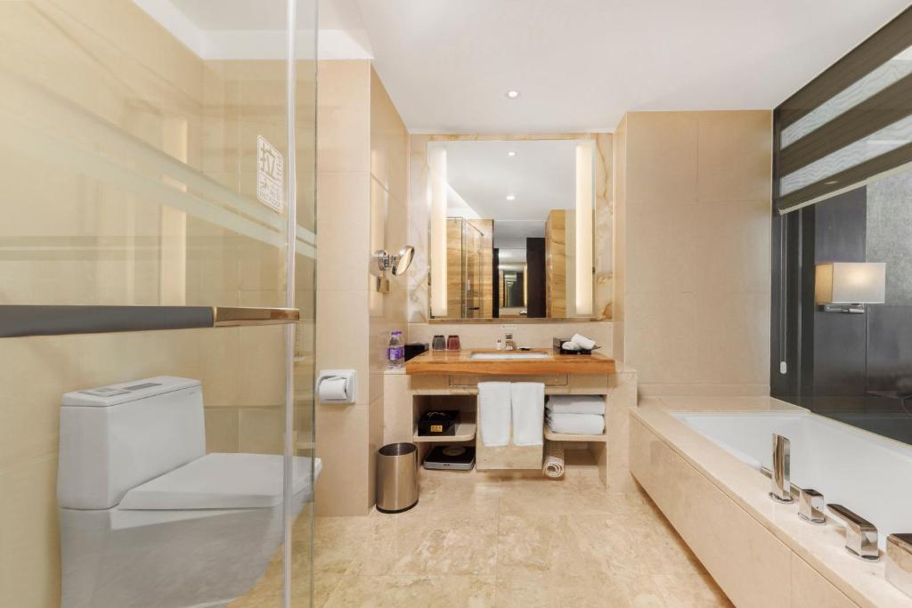 Koupelna v ubytování Vanburgh Hotel - Free shuttle bus transfer during Canton Fair