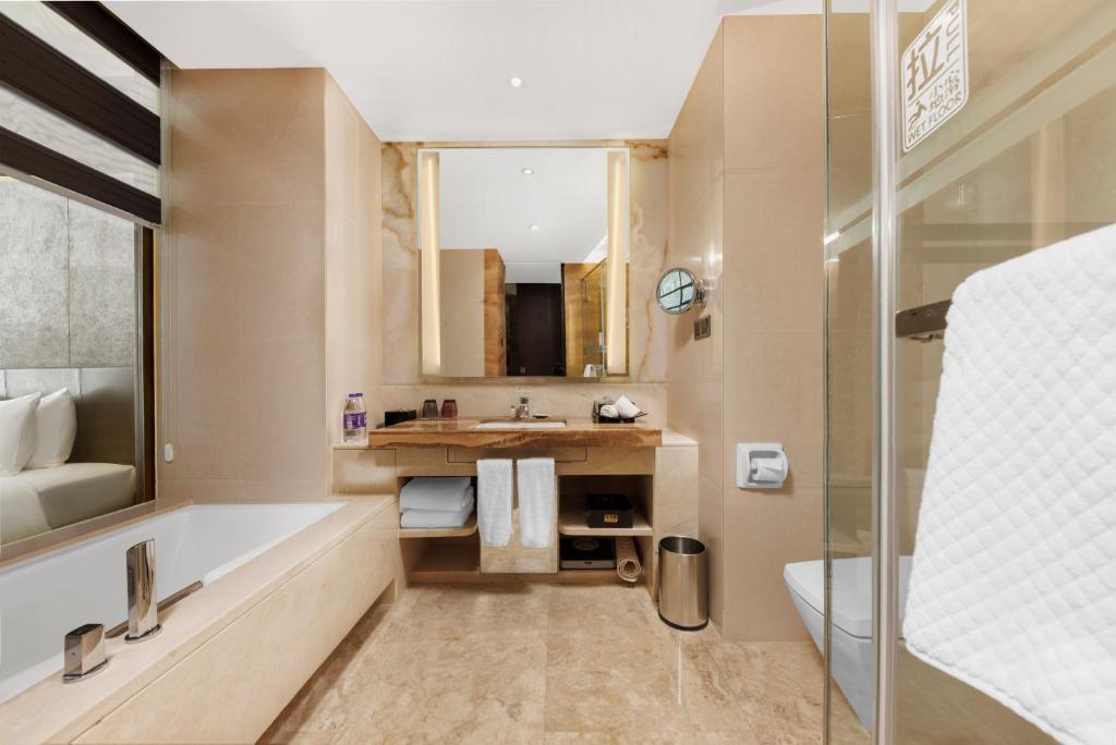 Koupelna v ubytování Vanburgh Hotel - Free shuttle bus transfer during Canton Fair