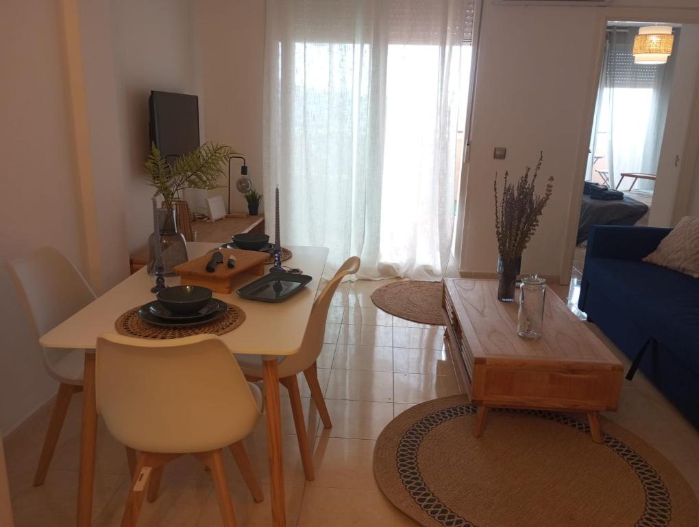 eine Küche und ein Wohnzimmer mit einem Tisch und Stühlen in der Unterkunft Love House Andalucia in La Envia
