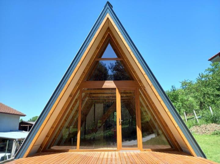 uma casa em forma de pirâmide com uma grande janela em Vip Villa Jagodina em Jagodina
