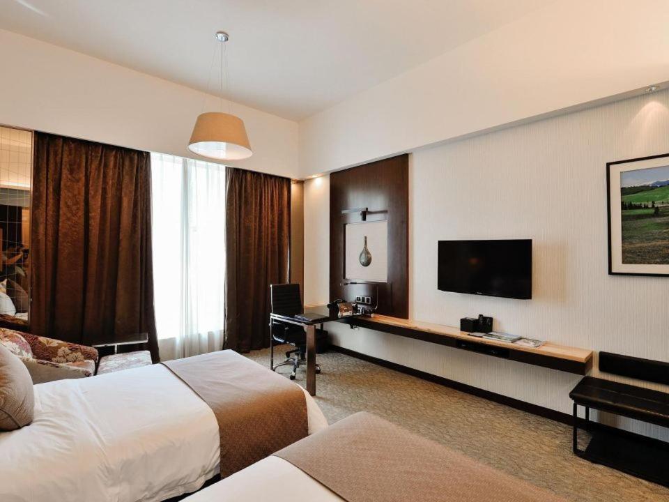 TV a/nebo společenská místnost v ubytování Vanburgh Hotel - Free shuttle bus transfer during Canton Fair