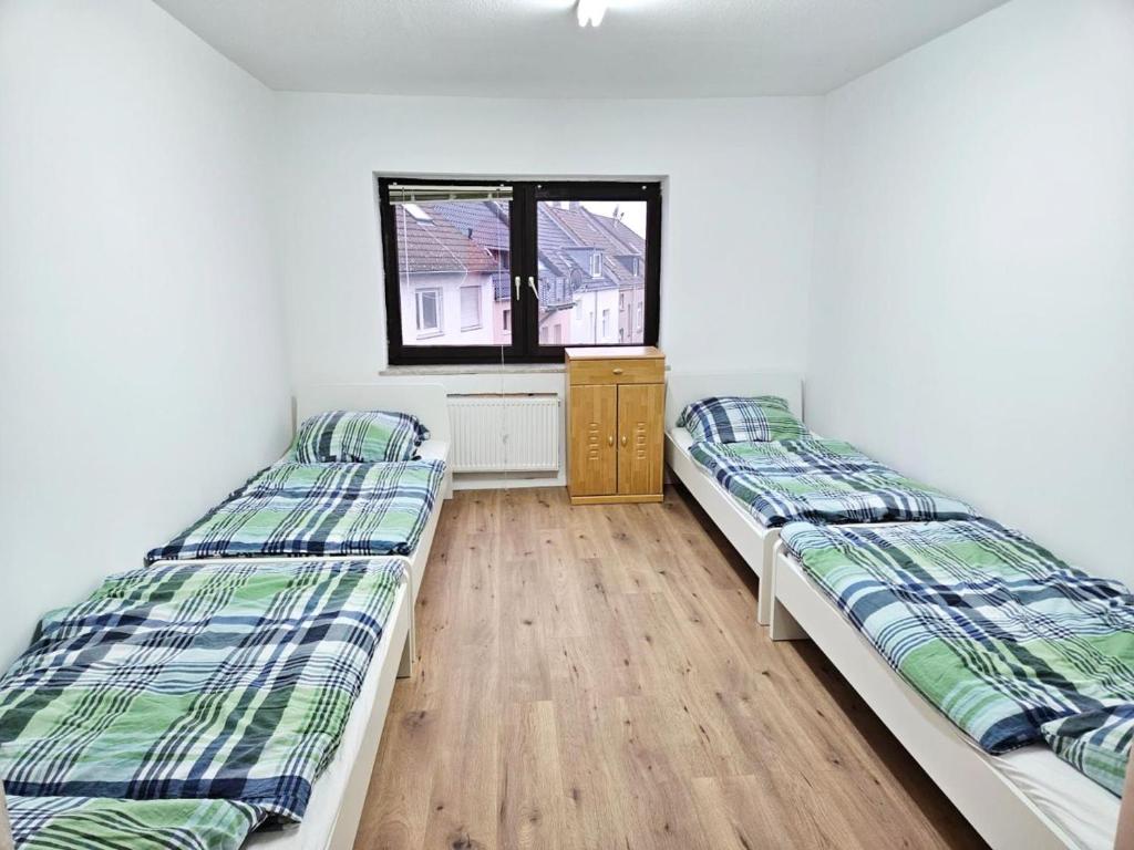 - 2 lits dans une chambre avec fenêtre dans l'établissement Work & Stay Leverkusen, à Leverkusen