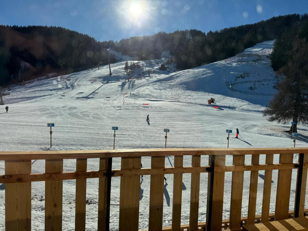 une piste de ski couverte de neige avec des personnes qui y skieront dans l'établissement Appartement sur piste à Praloup, à Uvernet
